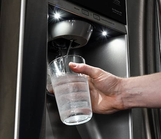 Filling water in fridge