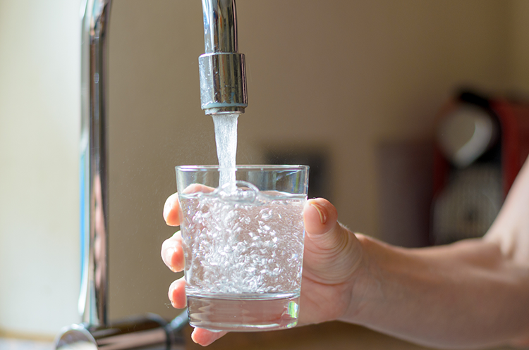 Filling water in sink